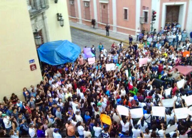 Alumnos marchan a favor de la Autamuady