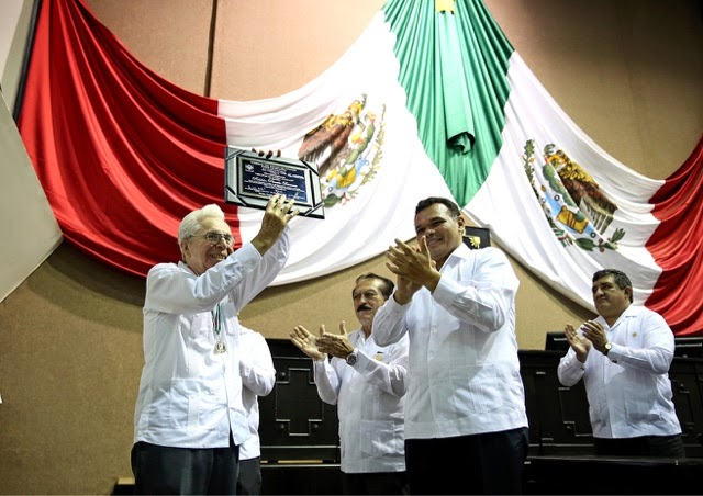 Rolando Zapata Bello entregó la medalla “Héctor Victoria Aguilar”