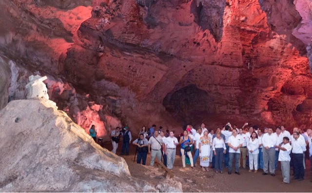 Entregan obras de modernización e iluminación de las grutas de Loltún