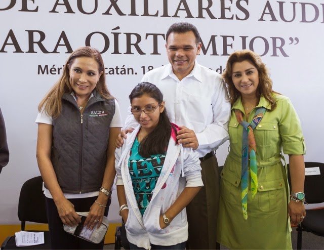 Apoyan con auxiliares auditivos a personas de escasos recursos