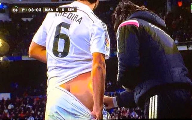 El alemán Khedira aparece semidesnudo durante el juego del Real Madrid