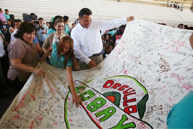 Entrega el Gobernador más de mil computadoras a estudiantes del Cobay.