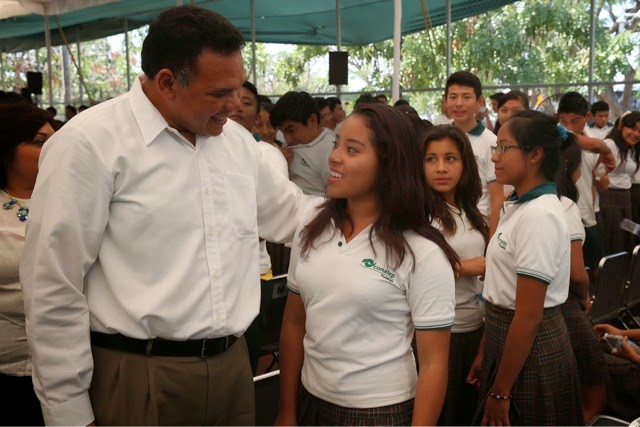 El Gobernador entrega 300 becas a jóvenes del Conalep