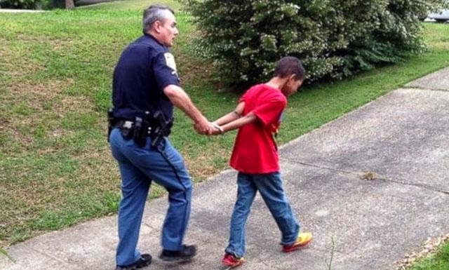 Para dar lección a su hijo, pide que la policía lo arreste