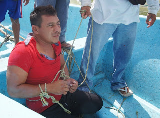 Queman lanchas de pepineros furtivos en Celestún y El Cuyo