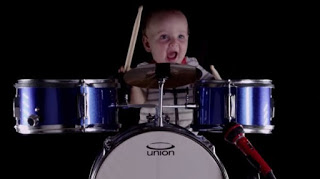 Video: Bebé sorprende tocando varios instrumentos