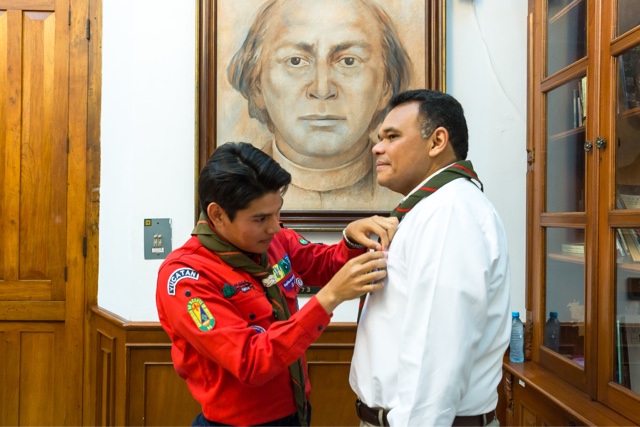 Joven scout toma posesión como Gobernador por un día