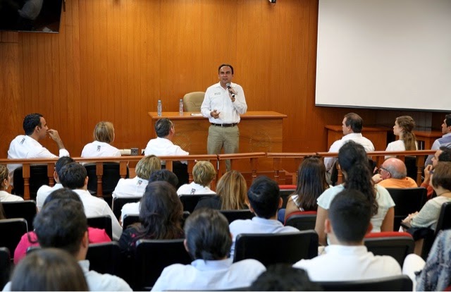 Fructífero diálogo con los estudiantes de la Universidad del Mayab:
Nerio Torres