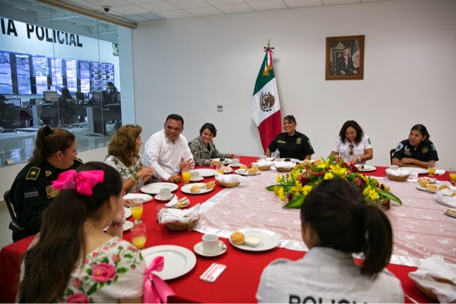 El Gobernador festeja y reconoce a mamás integrantes de corporaciones
de seguridad