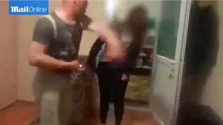 Video: Padre karateca golpea a sus hijas por usar lapiz labial