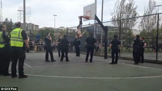 Video: Tras borrachera de su vida, amanece colgado de un aro de baloncesto