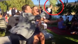 Video: Empuja a su novia para que no agarre el ramo en una boda