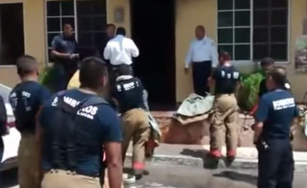 Video: Gerente de hotel desviste a bomberos