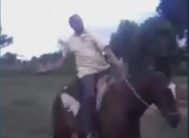 Sujeto tortura a un caballo para domarlo