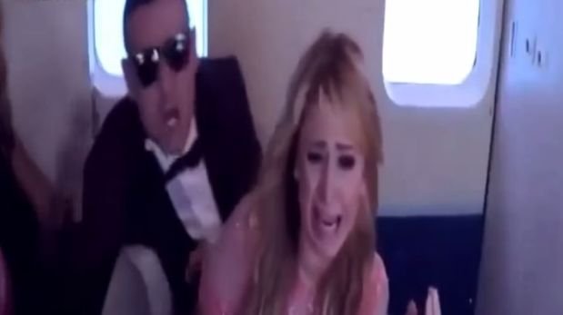 Video: Paris Hilton en el peor vuelo de su vida