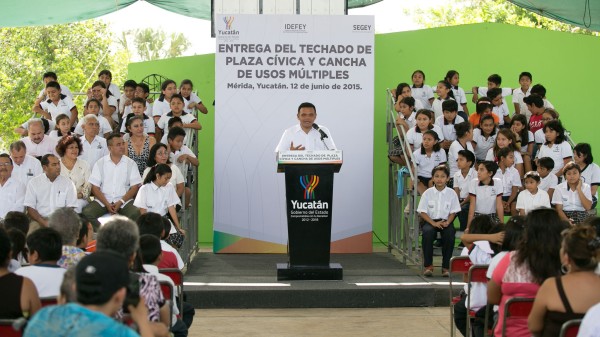 Constata el Gobernador Rolando Zapata mejoras en un plantel escolar.