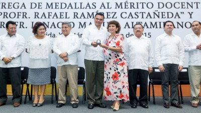 Entrega el Gobernador medallas al mérito docente.