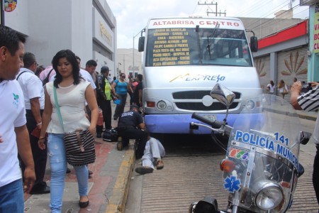 Peatón de 89 años cae bajo las llantas de un camión y se salva