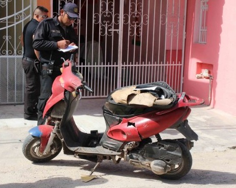 Niño choca en moto mientras su madre ‘chismeaba’