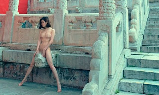 Modelo posa desnuda en la Ciudad Prohibida de China