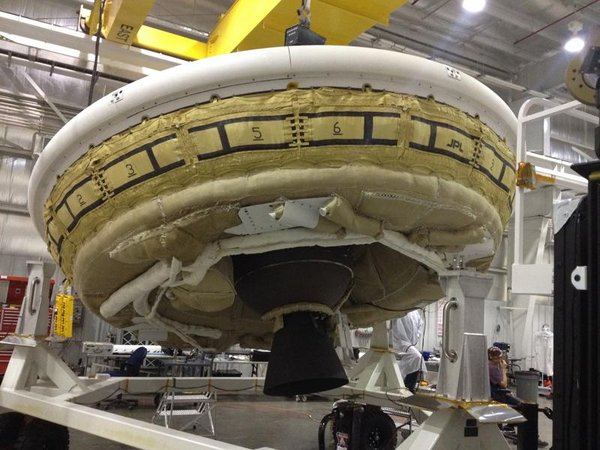 Lanza NASA platillo volador para llevar humanos a Marte
