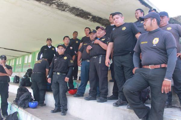 Descubren a comandante con otra mujer, lo corren de casa y ahora vive en una caseta