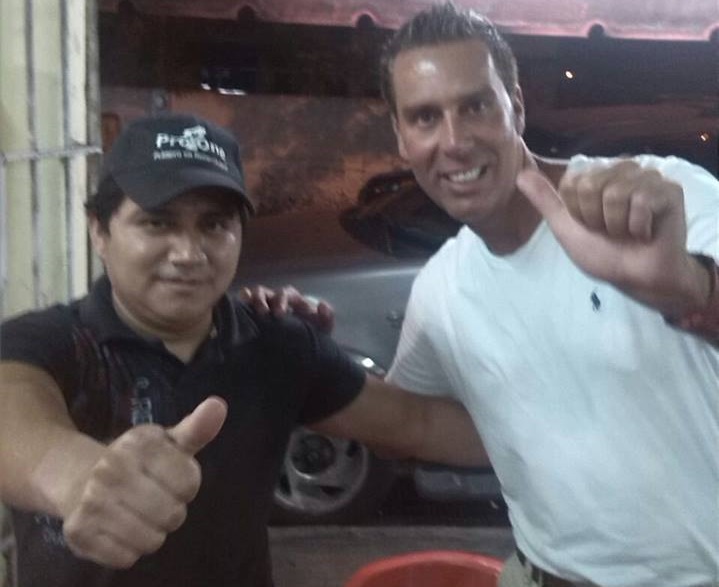 Conductor Raúl Osorio ‘Rulo’ cena panuchos y salbutes en Chuburná