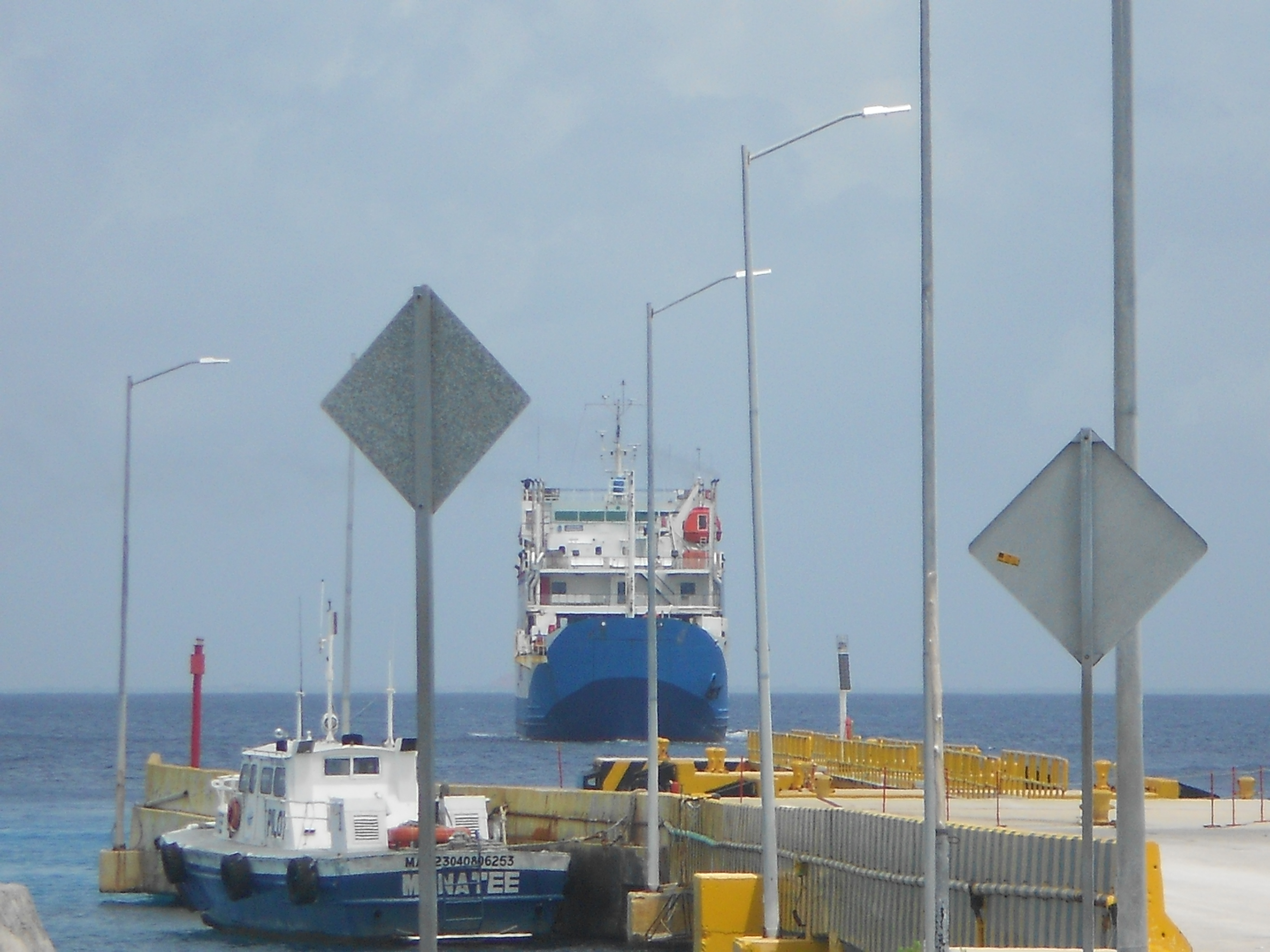 El barco se la lleva y él se queda impotente en el muelle