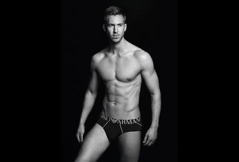 Armani deja sin ropa al DJ Calvin Harris