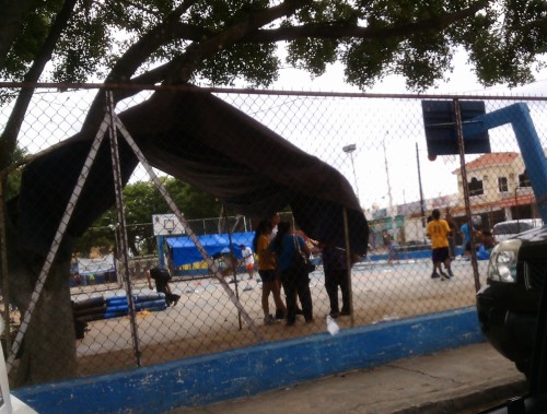 Tianguistas no permiten entrenar a niños en la colonia Esperanza