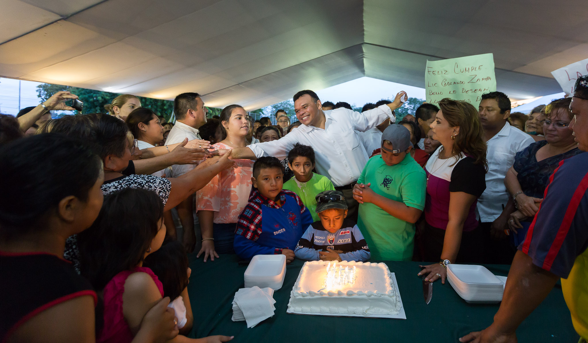 Rolando Zapata festeja su cumpleaños con vecinos del oriente de Mérida