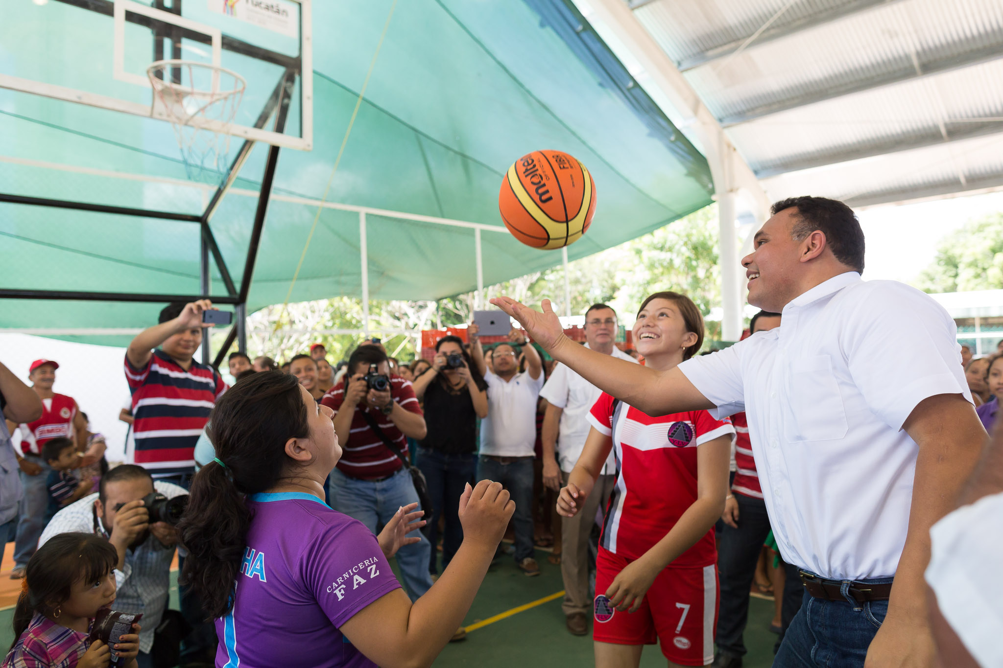 El Gobernador inaugura canchas deportivas y entrega apoyos en Chumayel  y Dzan.