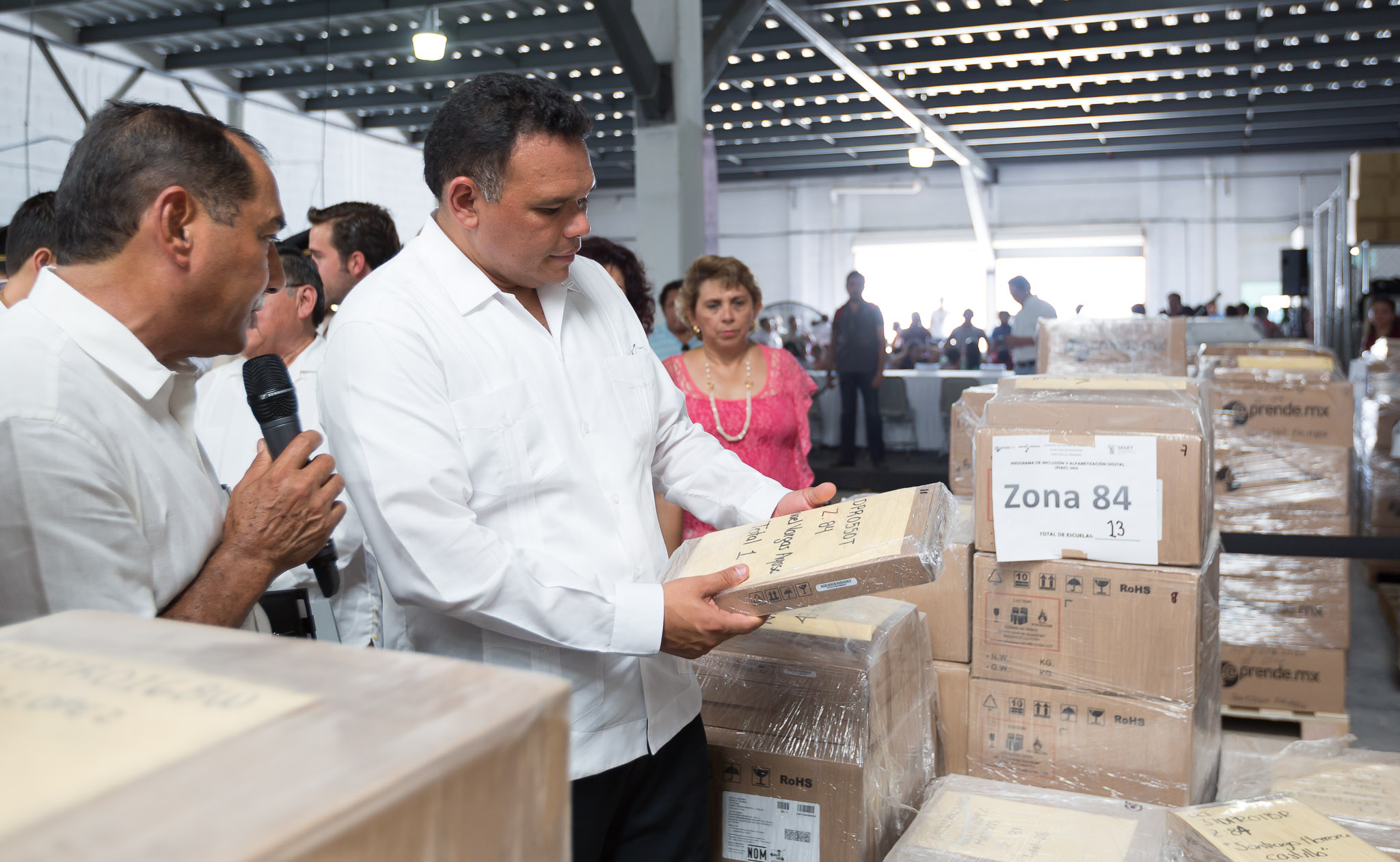 Tabletas electrónicas, para todos los estudiantes de primaria