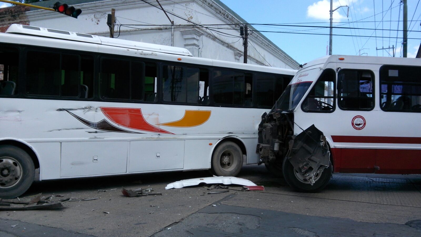 Choque de autobuses: 30 heridos