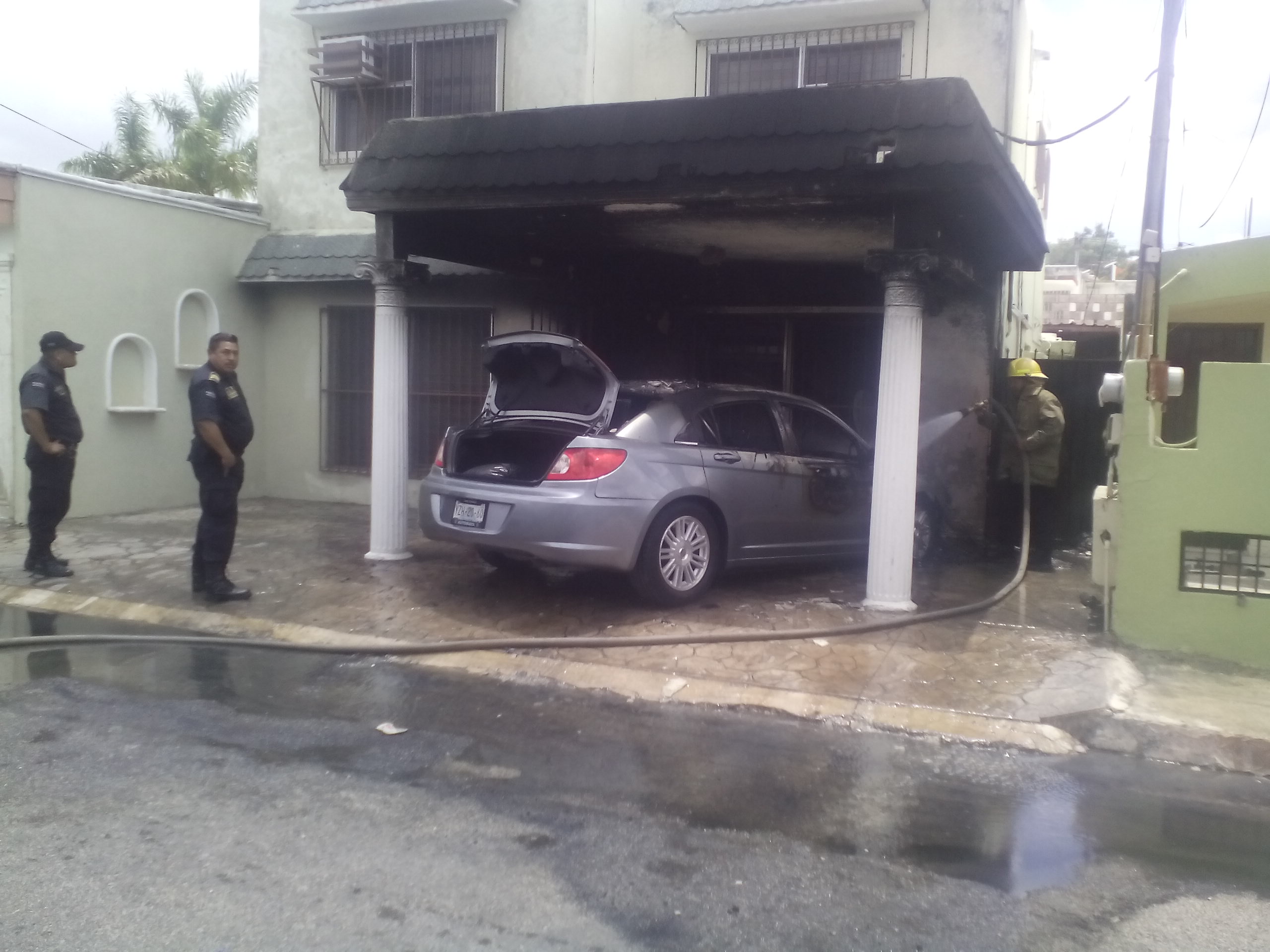 De la nada se incendia un auto en Pensiones