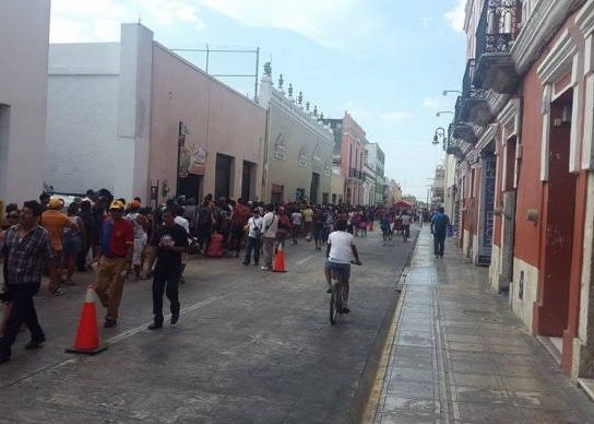 Lleva su propia droga a la playa para no comprarla tan cara