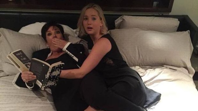 Kris Jenner y Jennifer Lawrence, en acción en la cama