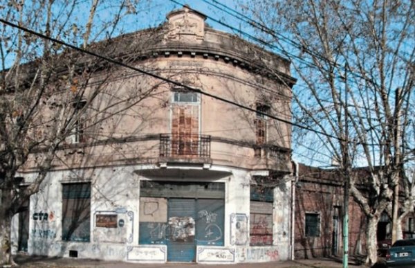 Fantasmas juegan billar en un bar abandonado