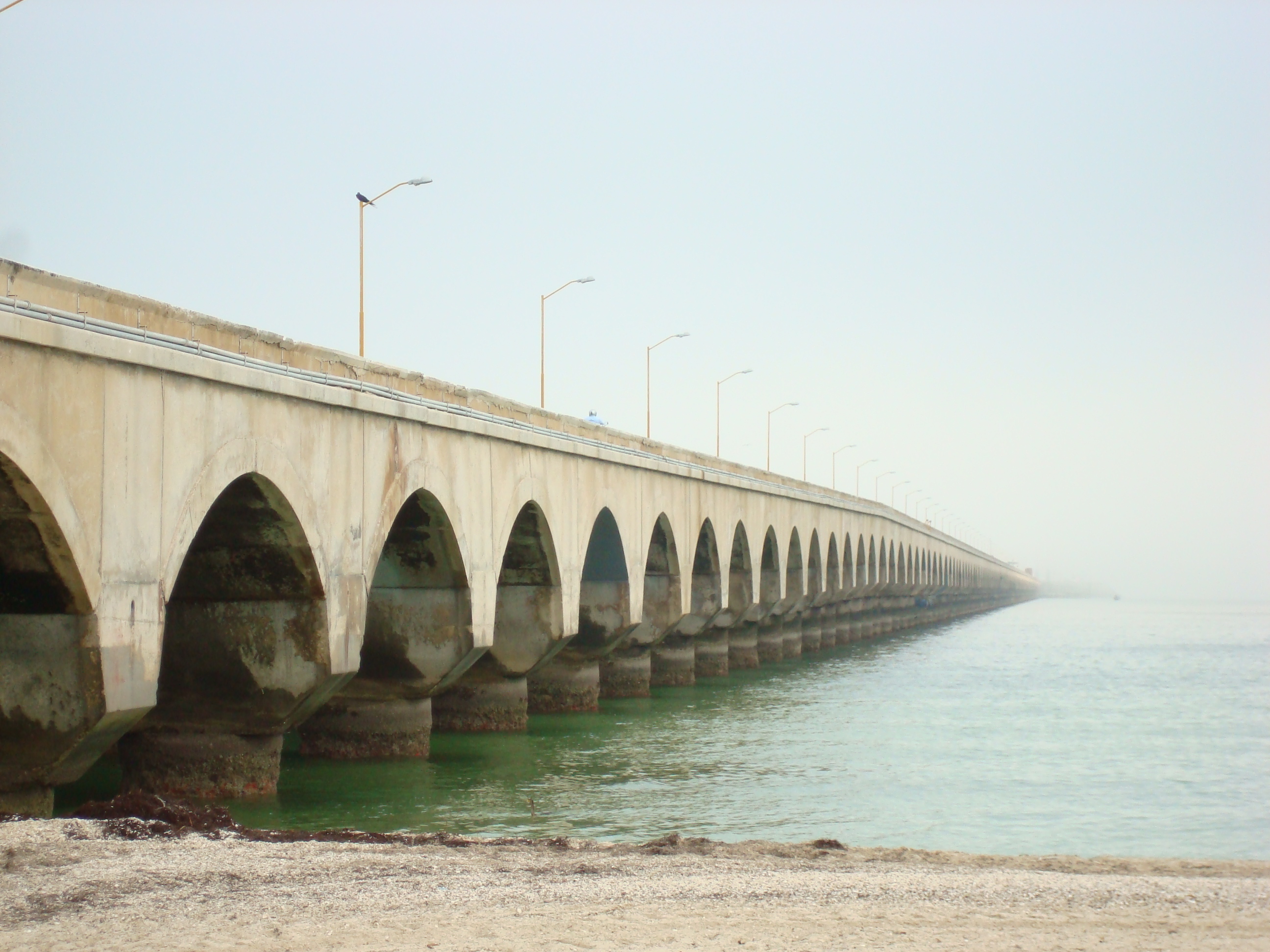 Una lancha colisiona contra el muelle fiscal de Progreso