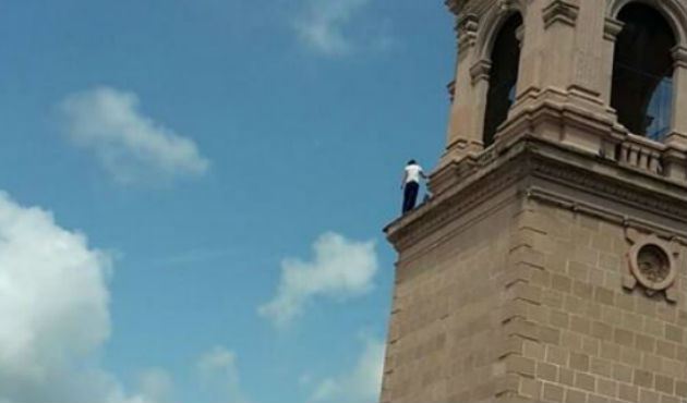 Al estilo Juan Escutia, una joven se lanza desde la torre de una catedral