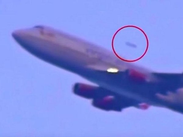 Video: Captan ovni volando junto a un avión