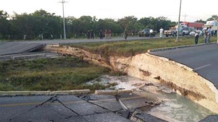 Vacacionistas yucatecos atrapados por hundimiento de carretera Cancún-Playa del Carmen