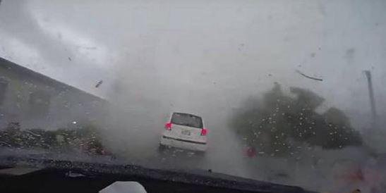 Video: Minitornado se traga un auto