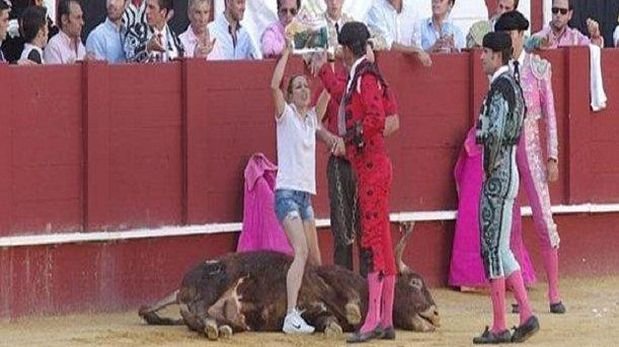 Joven anti-taurina entra al ruedo a consolar a un toro moribundo