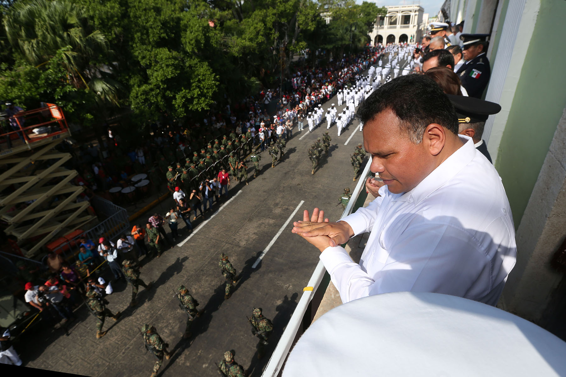 Participan más de 6,000 en el desfile cívico-militar