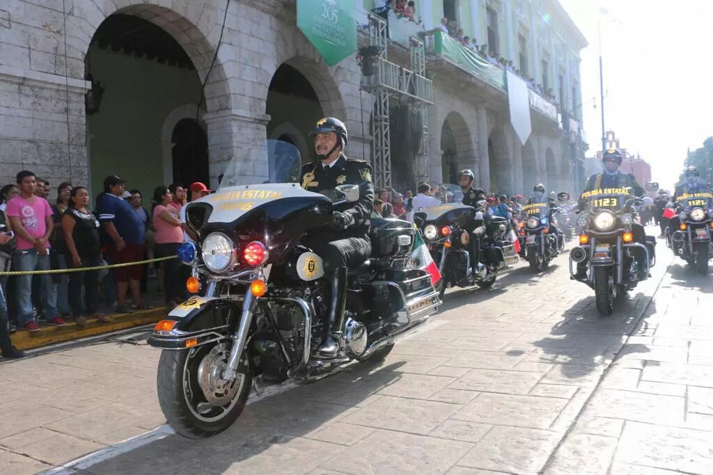 Desfila Saidén en moto por calles de Mérida