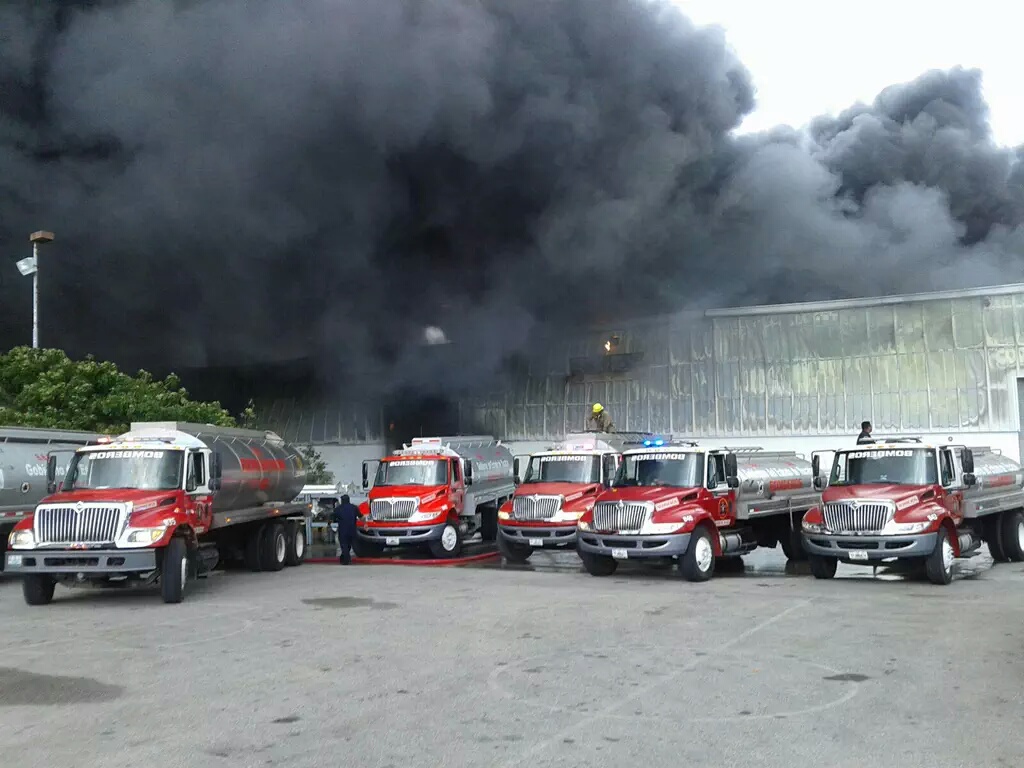 Voraz incendio en bodegas de la cervecería Superior en Mérida