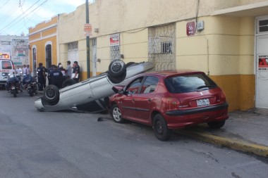 Semaforazo con volcadura en el centro de Mérida