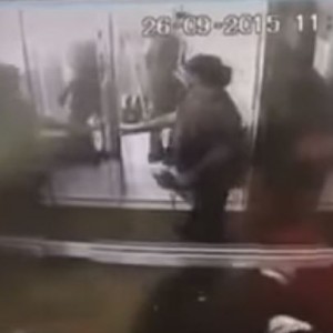 Video: Con prepotencia sacan a empleada doméstica de un elevador