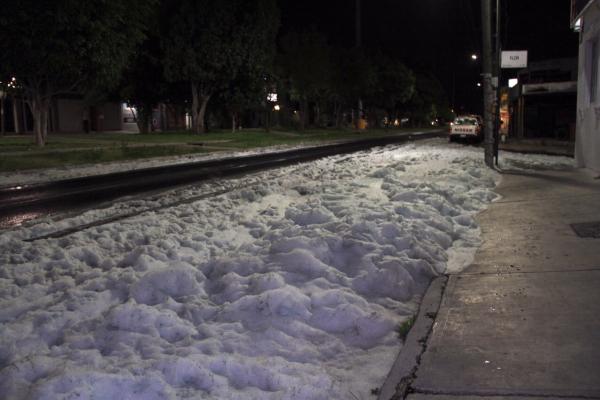 Lluvia de espuma causa asombro en Mérida